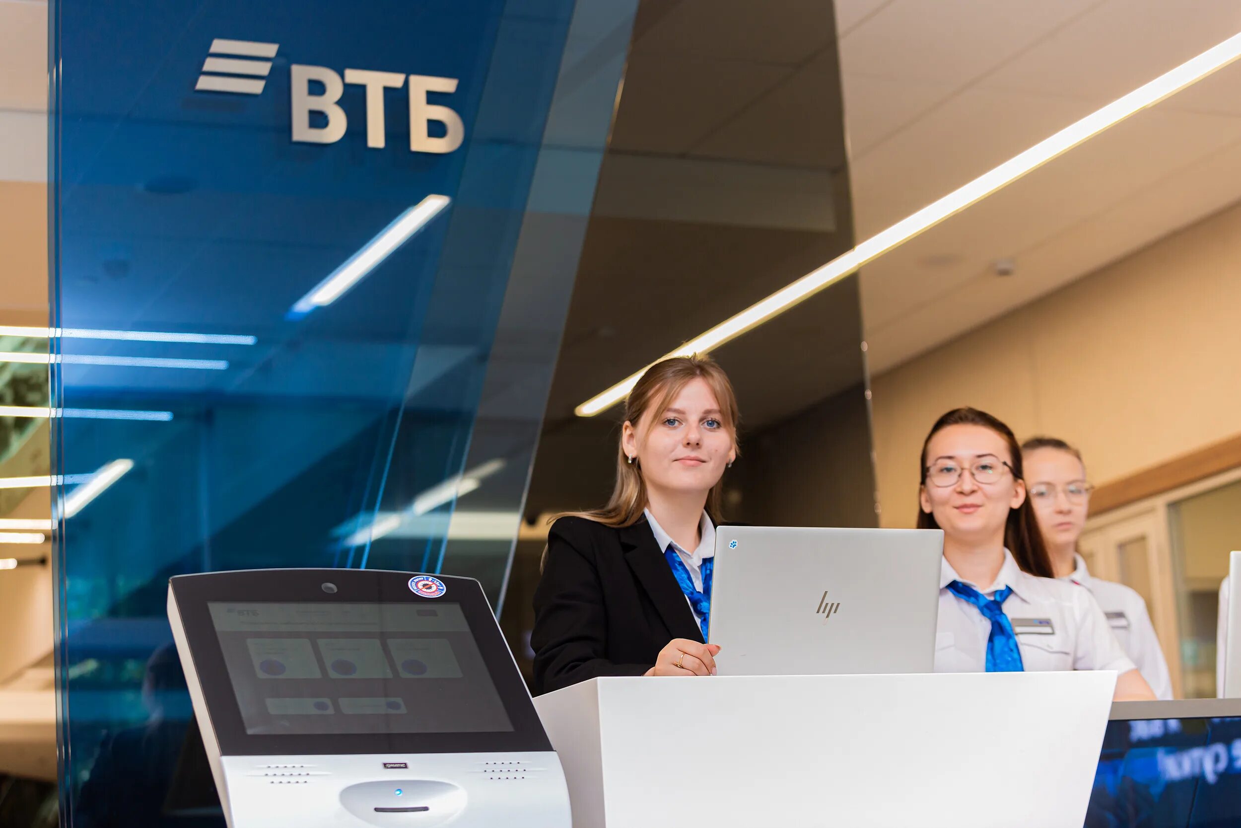 Втб новости на сегодня. Втб люди. Втб private banking логотип. Втб инвалиды. Втб новости на сегодня.