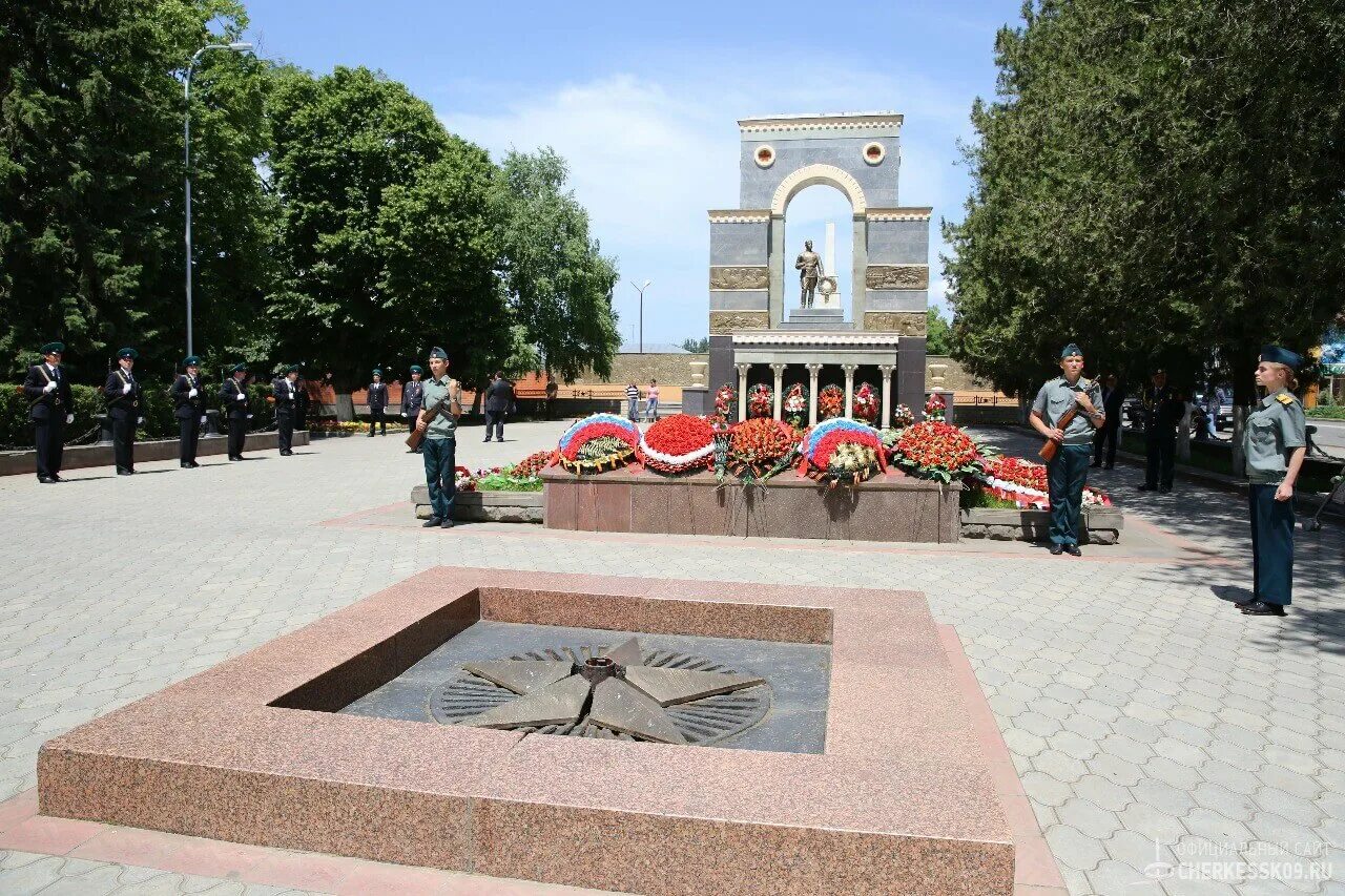 Парк Победы Черкесск. Аллея героев в Черкесске. Парк аллея героев Черкесск. Черкесск площадь города. Есть ли в черкесске