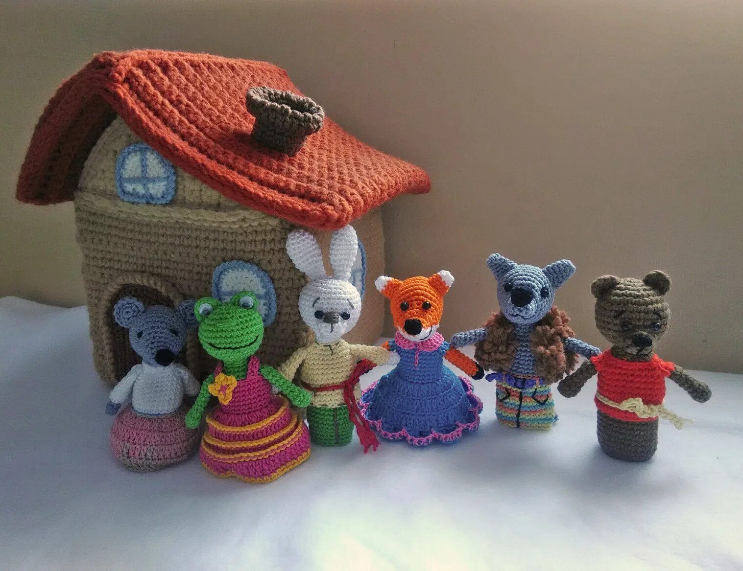 Вязание крючком пальчиковый театр теремок. Театр крючком. Пальчиковый кукольный театр три поросёнка. Кукольный театр пальчиковый репка вязаный. Театр крючком.