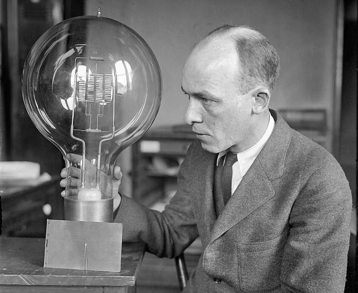Первая электро. Первая электрическая лампа. Изобретение лампочки.