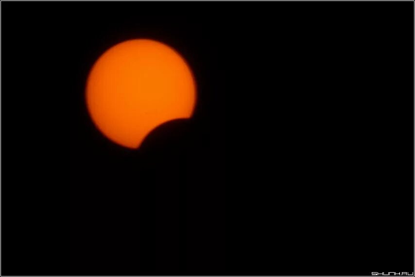 Затмение март 24. Затмение солнца 2005. Фиксики солнечное затмение. Солнечные затмение три кота.