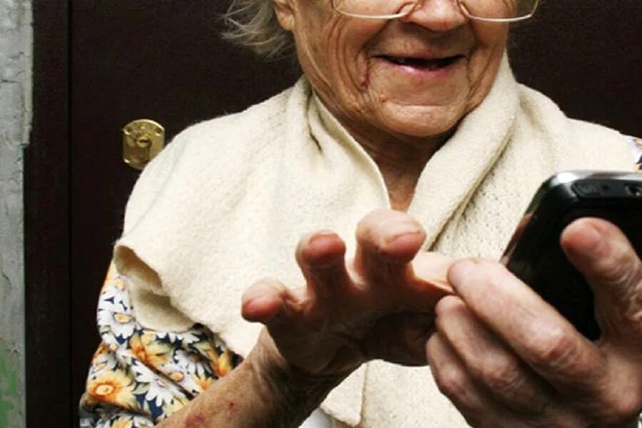 Мошенник звонит бабке. Пенсионерка с телефоном. Бабка с телефоном. Бабушка с телефоном в руке. Пожилая женщина с телефоном.
