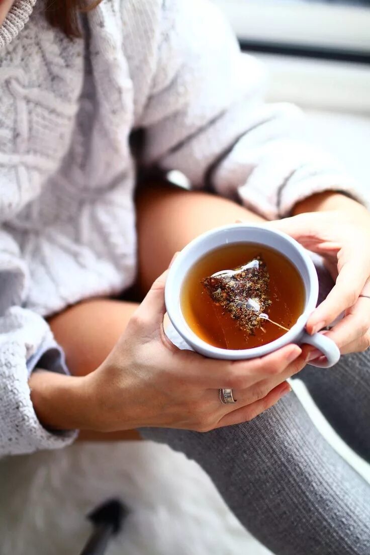 Наслаждение женщины. Азиатские чашки для чая. Девушка наливает чай. Чашка чая картинки. Чай после работы.