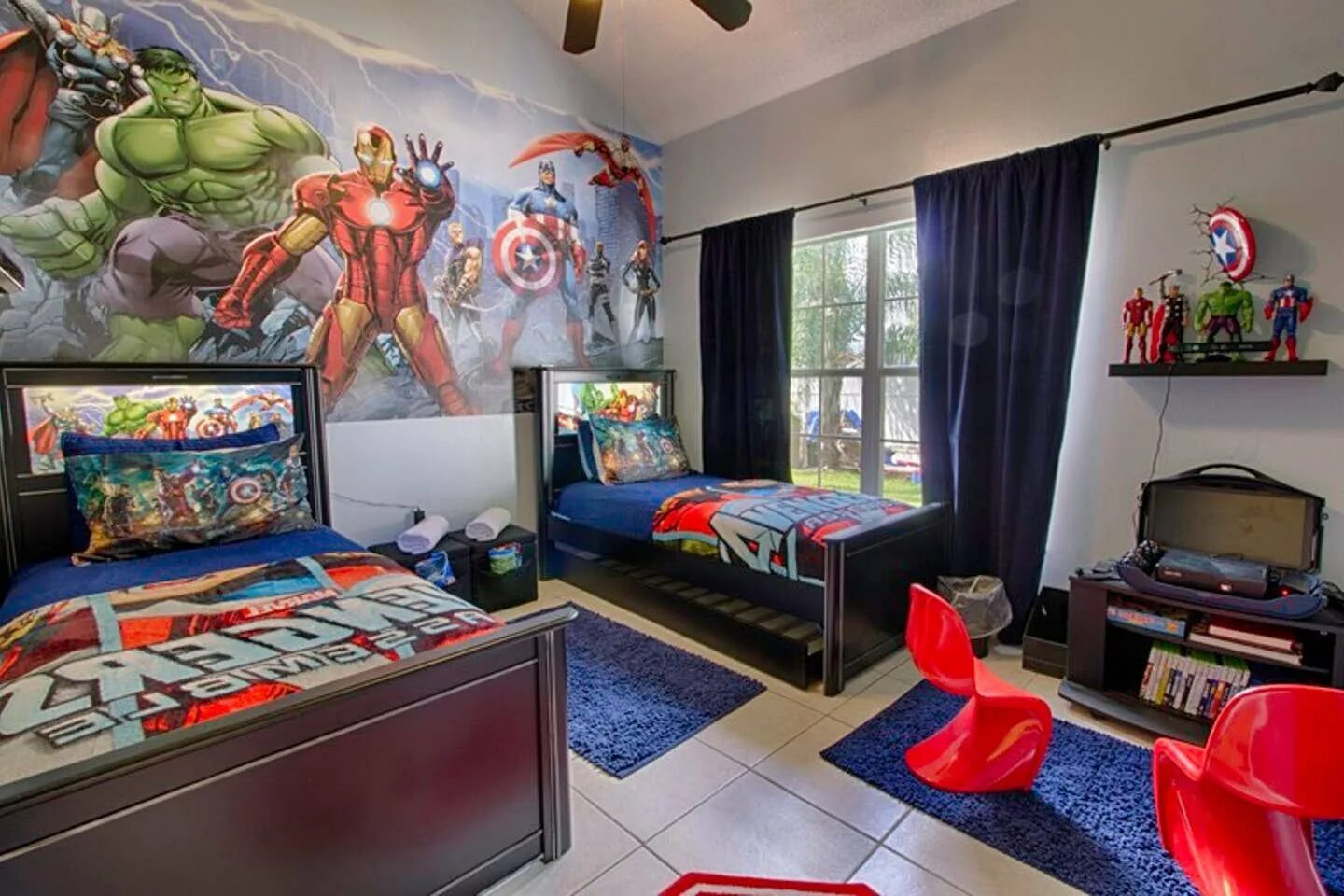 Интерьер в стиле Марвел. Комната в стиле супергероев. Комната в стиле Мстителей. Детские комнаты в стиле Марвел.
