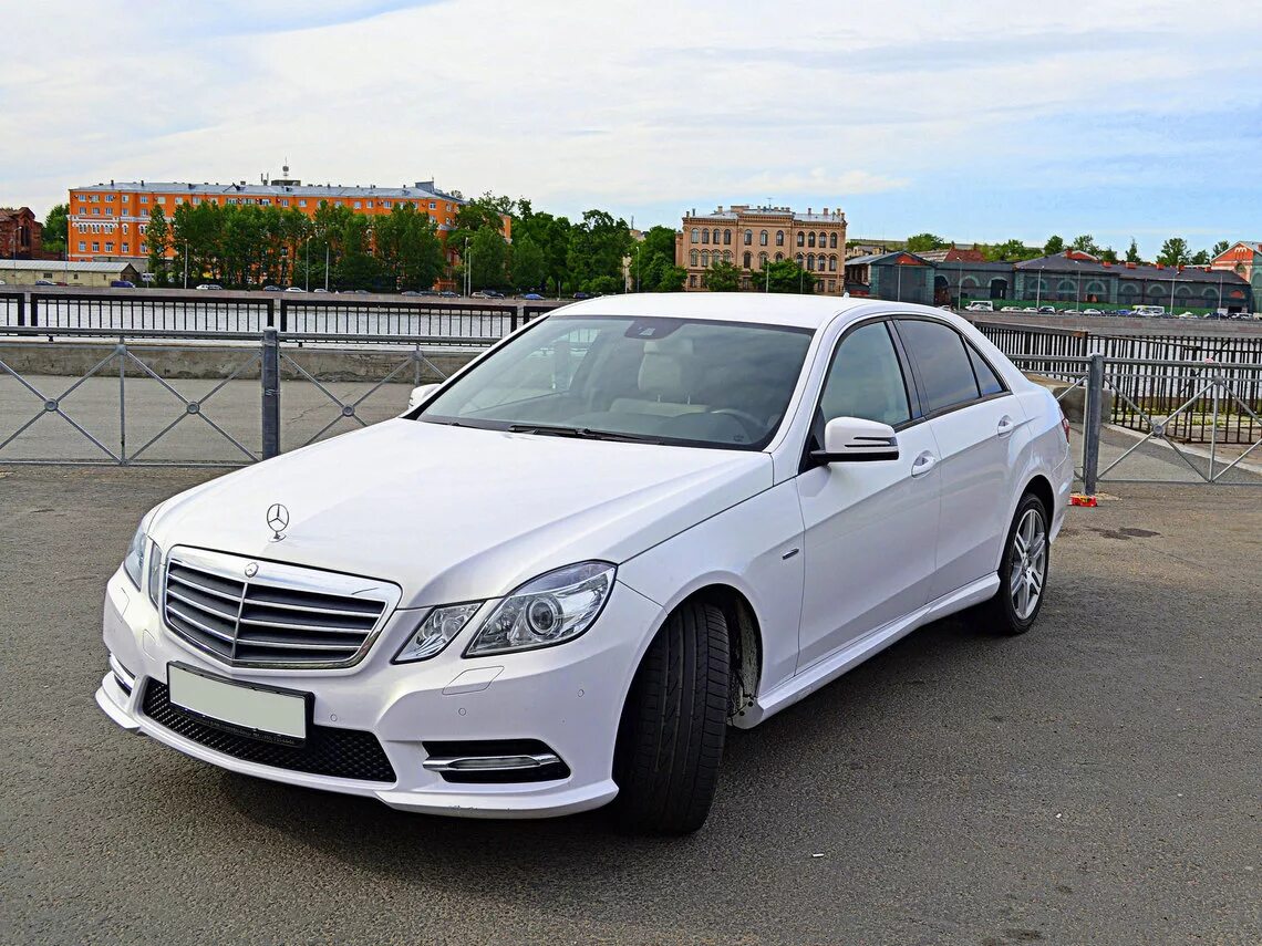 Купить мерседес е класса на авито. Mercedes w212. Mercedes Benz e212. Мерседес е 212 белый. Mercedes Benz 212.