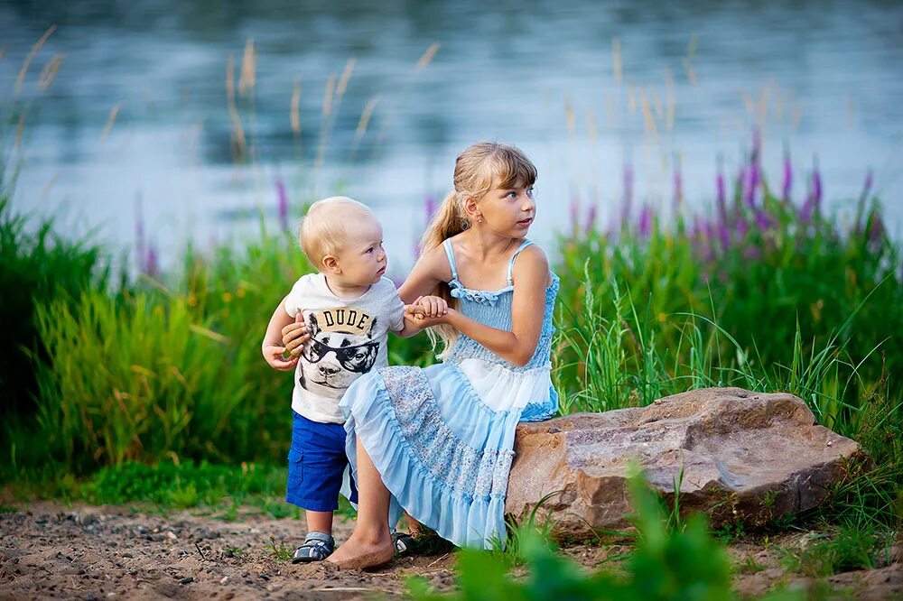 Подружка речка. Дети на берегу реки. Река для детей. Дети на озере. Фотосессия у реки летом.