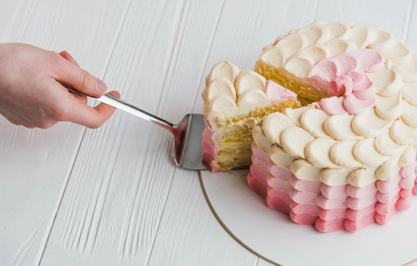 разрезанный торт. режет тортик. торт режу. тортик разрезанный. торт розовый бархат.