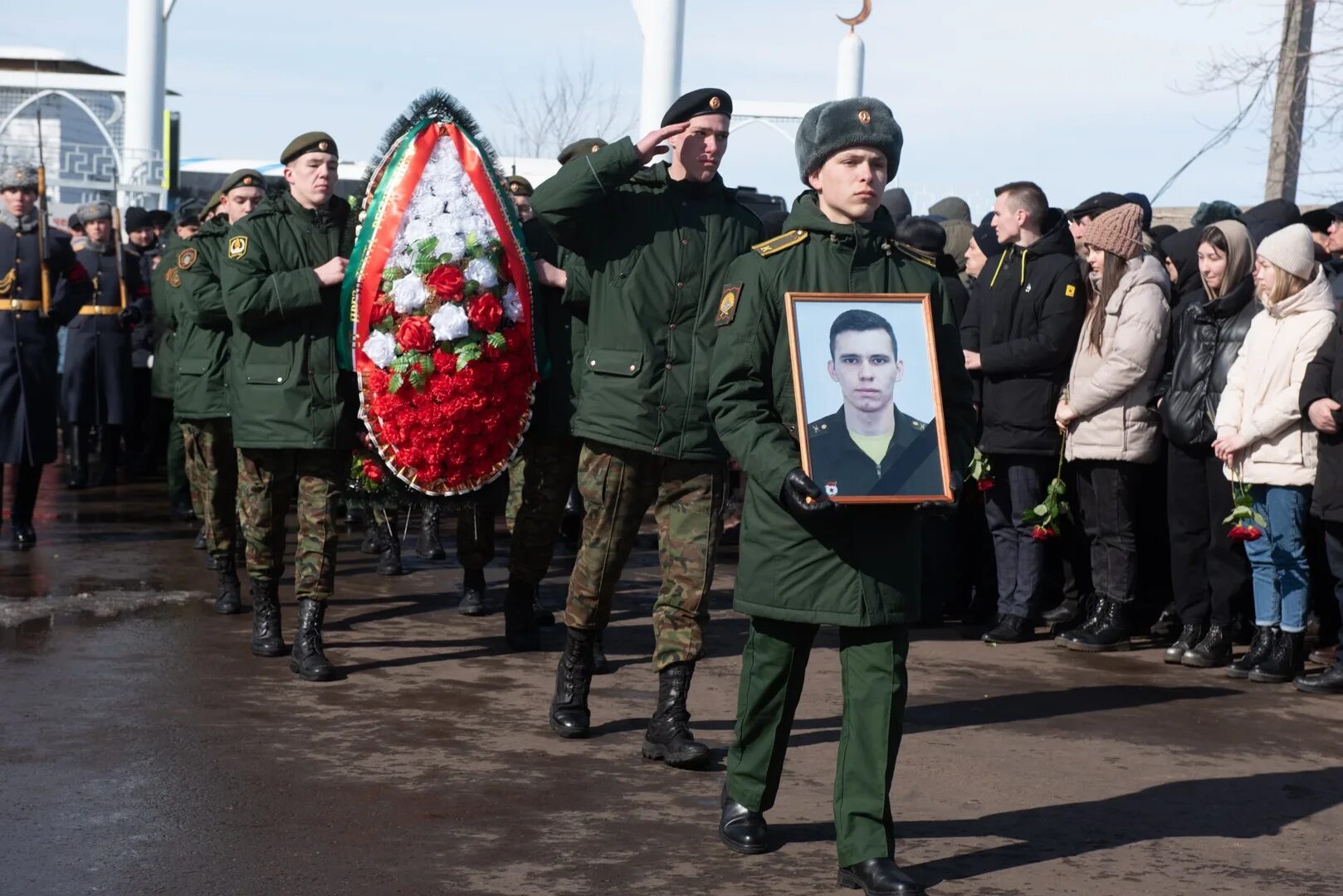 Родственникам погибших военных. Простились с погибшим на Украине Артуром Шарафеевым.