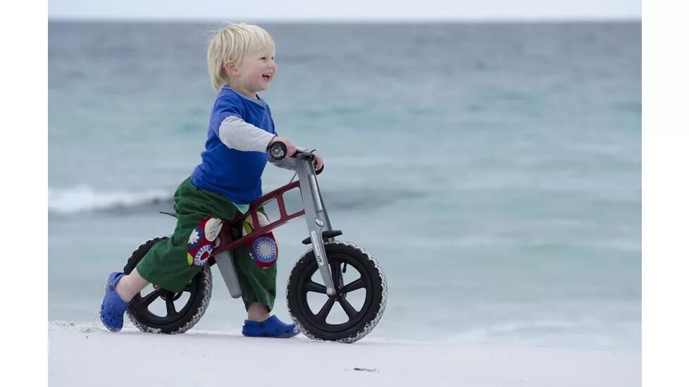 Правильный беговел. Беговел Yedoo too too. Беговел FIRSTBIKE Street вес. Страховочные колеса для беговела. FIRSTBIKE беговел розовый.