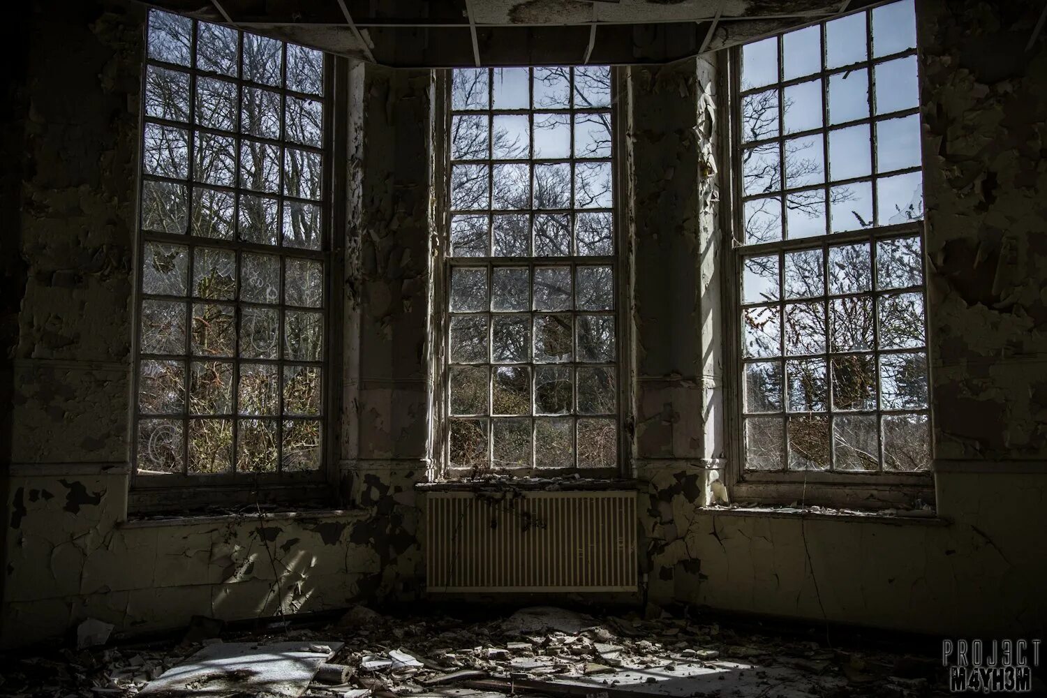 Дом с разбитыми окнами