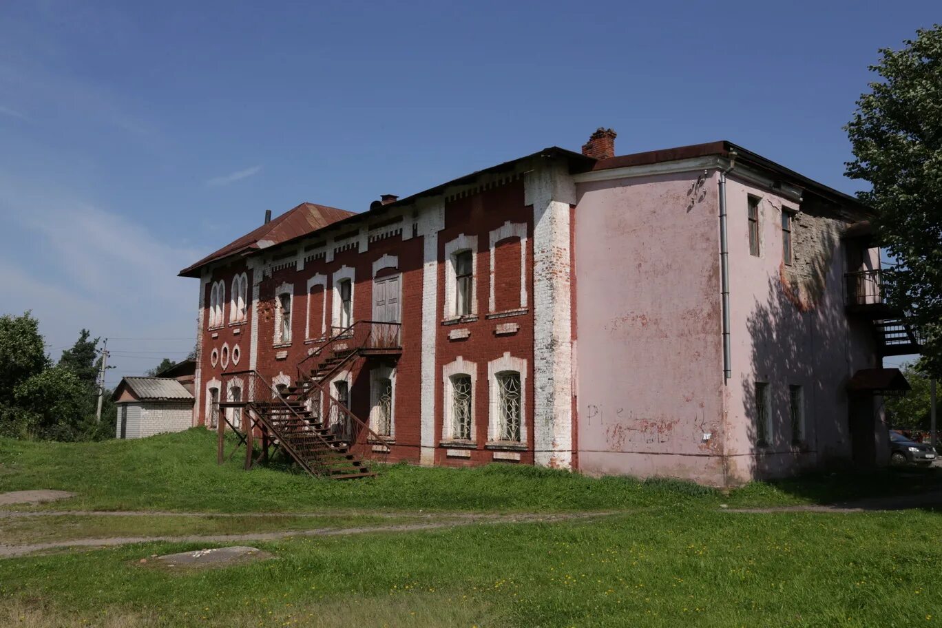 Дома в окуловке новгородской области. Купеческий дом в к.Окуловке. Купеческий клуб Окуловка. Здание купеческого клуба Окуловка. Перетно Окуловский район.