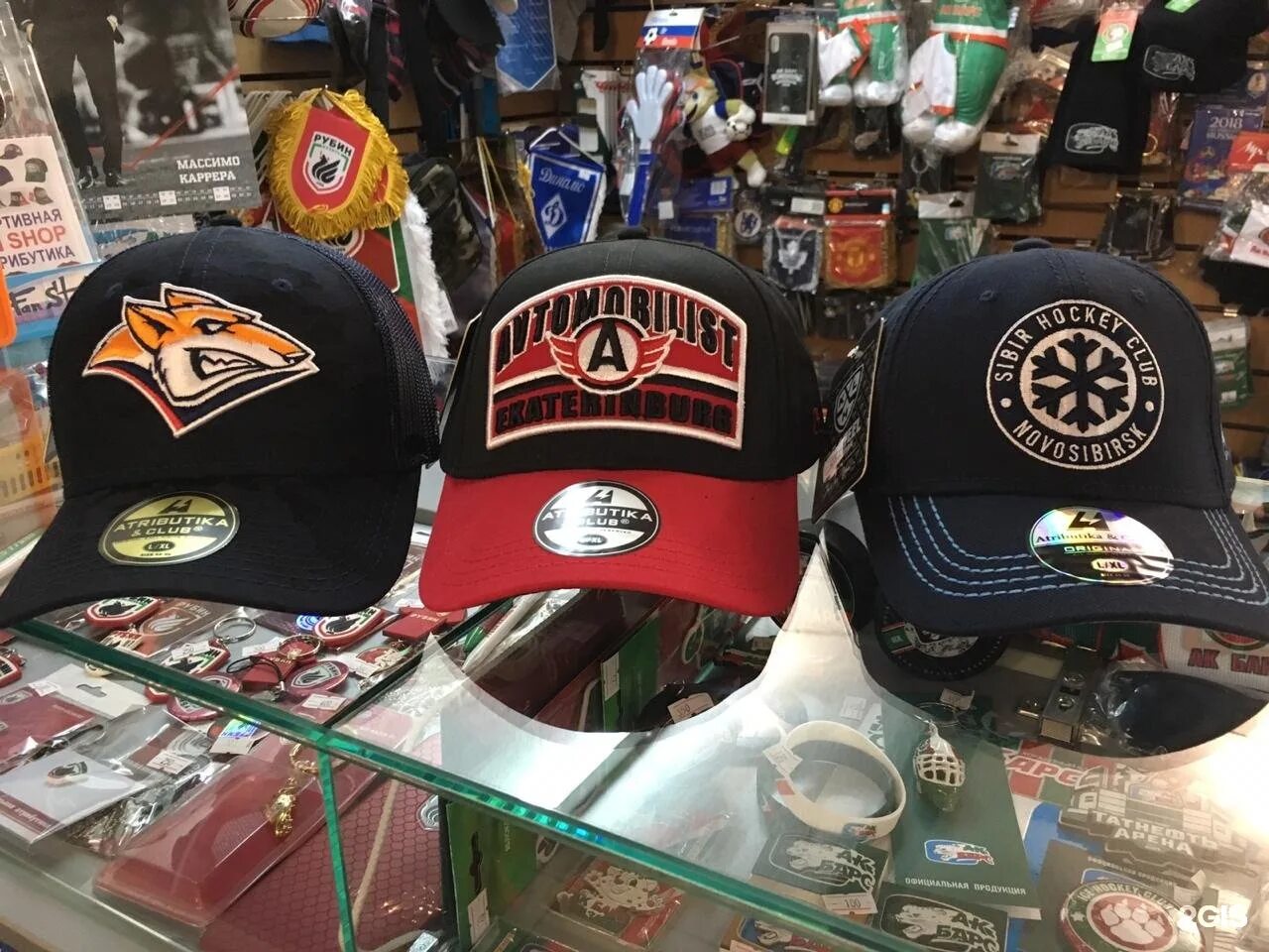 Недорогую атрибутику. Футбольная атрибутика. Футбольная фанатская атрибутика. Кепка с флагом россии. Бейсболка мужская спартак москва.
