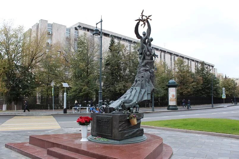 Памятник жертвам беслана. Памятник жертвам Беслана в Москве. Церетели памятник жертвам Беслана. Памятник детям Беслана в Москве. Церетели памятник детям Беслана.