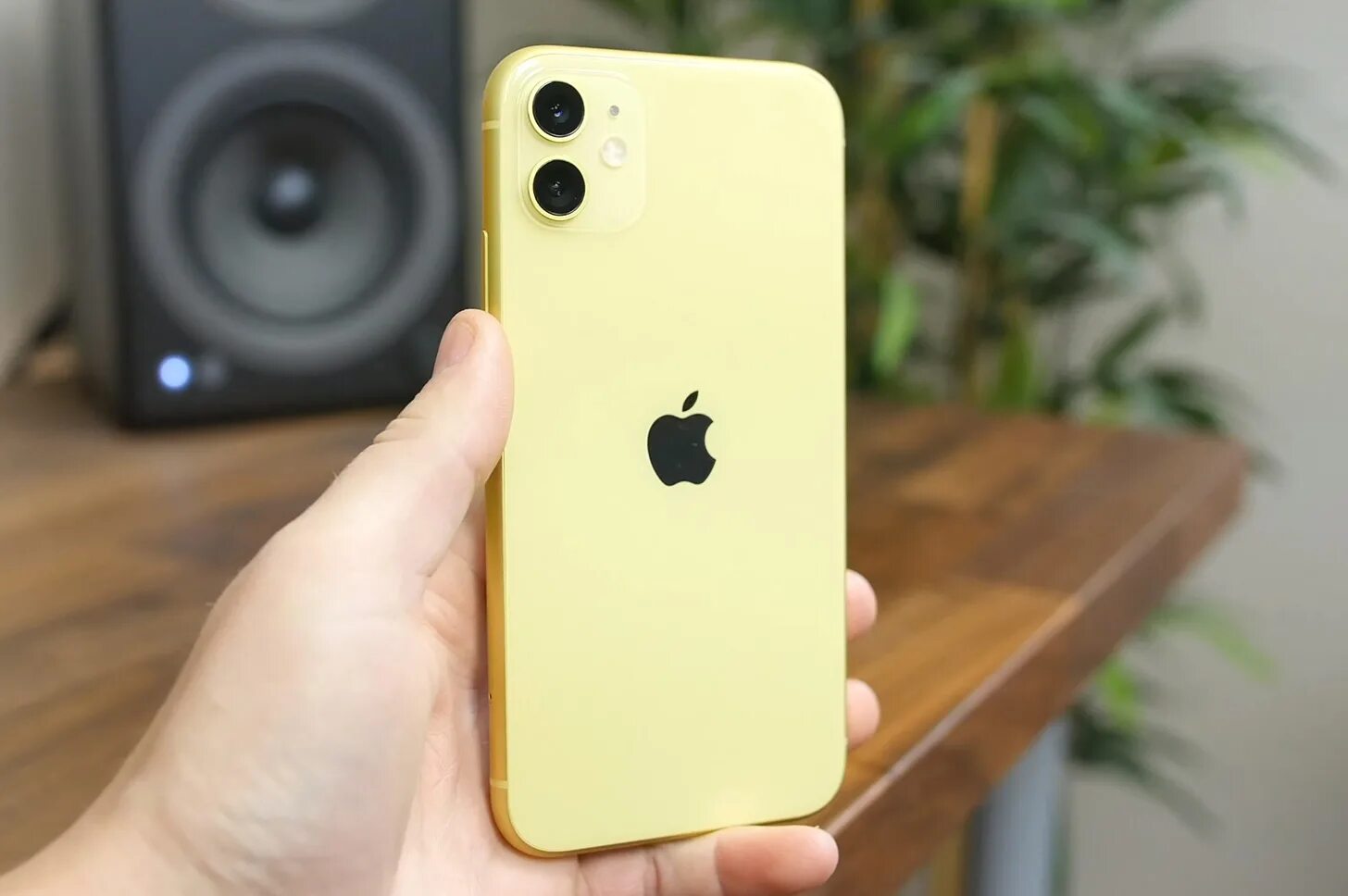 Iphone 11 Yellow. Айфон 11 желтый. Айфон 12 желтый. Айфон 11 желтый в живую. Купить айфон 11 в красноярске