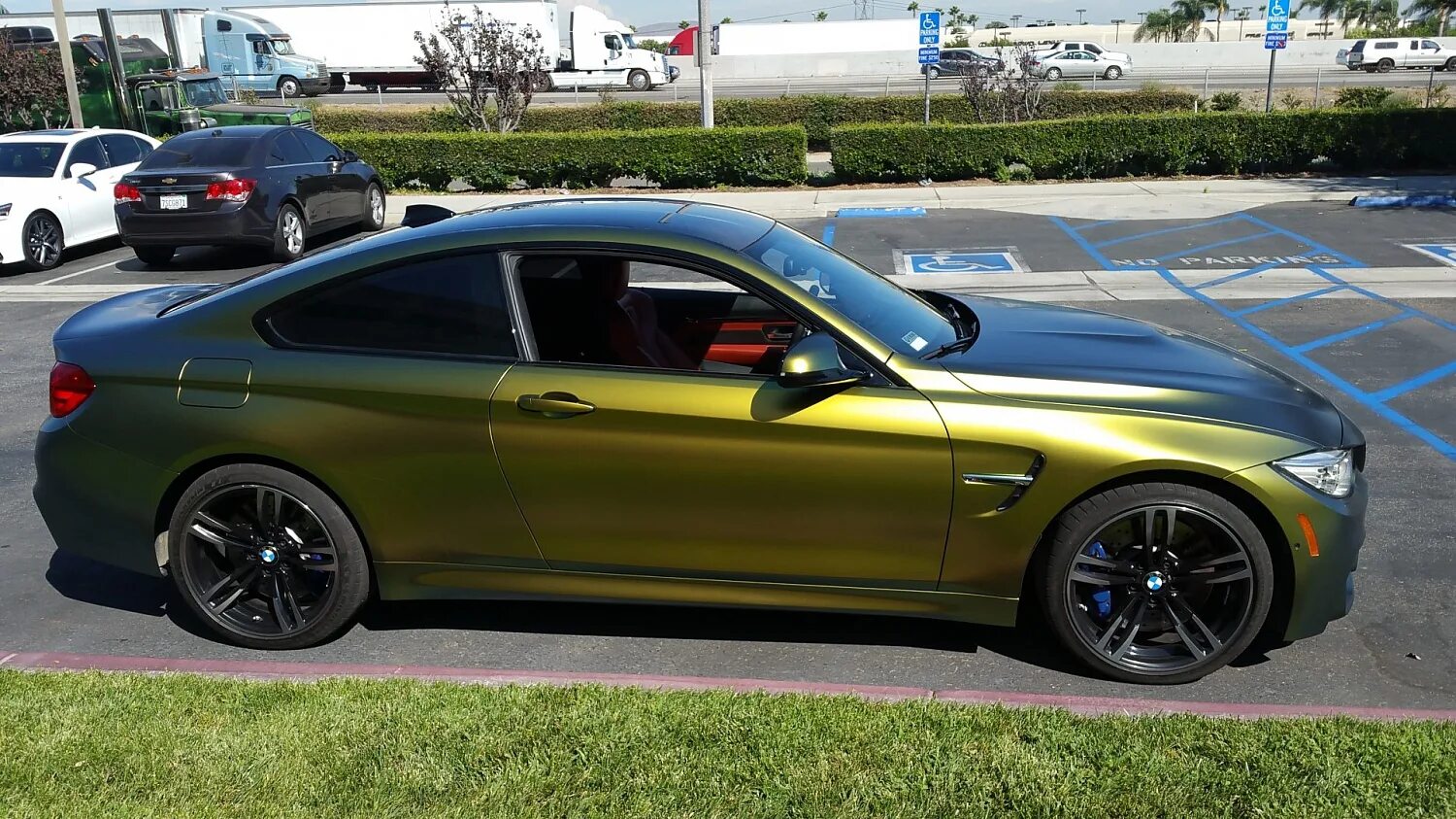 Золотой хамелеон. BMW m4 зеленый хаки. BMW m4 зеленый матовый. BMW m4 хамелеон. BMW m4 Gold Color.