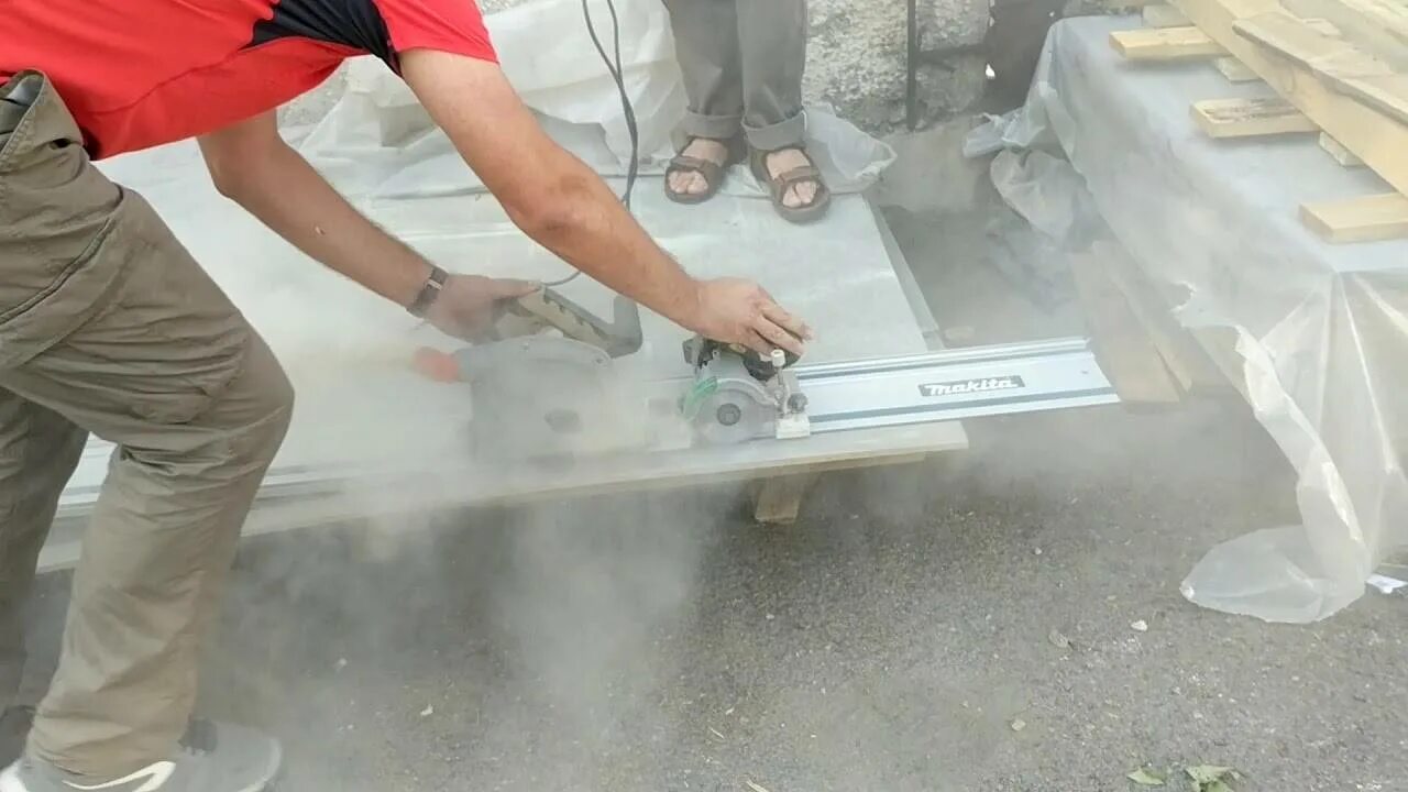 Резка цсп плиты. Режем цсп. Как резать цсп без пыли. Режем цсп. Резка плоского шифера.