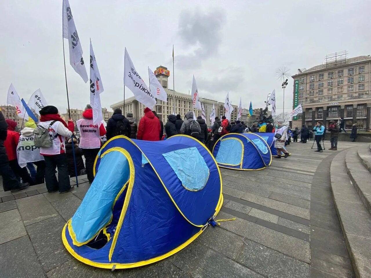 Майдан 16. Палатка с русским флагом на Майдане. Фото отеля Украина на Майдане независимости в Киеве сегодня.