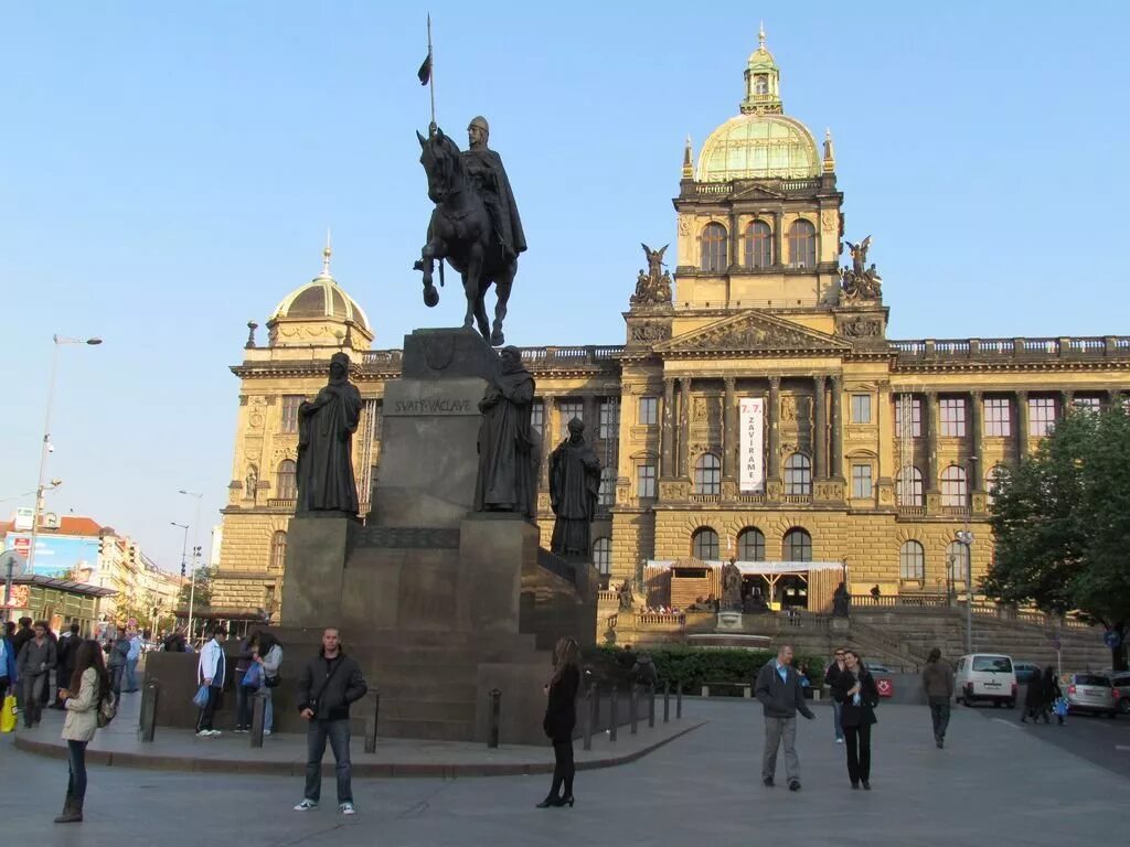 прага площадь староместская площадь. достопримечательности чехии ян гус. памятник яну гусу староместская площадь. памятник святого вацлава. памятник белякову в праге.