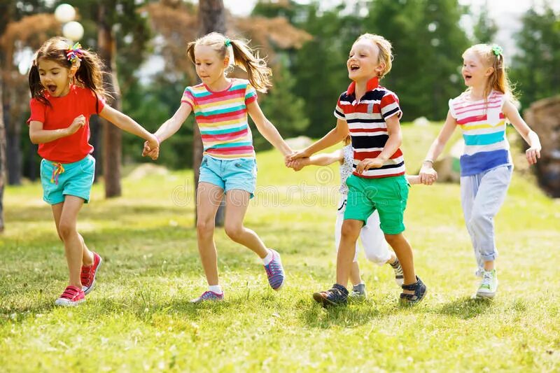 Дети летом бегут. Дети бег парк. Бегом в лето дети. Бегать в парке картинки для детей.
