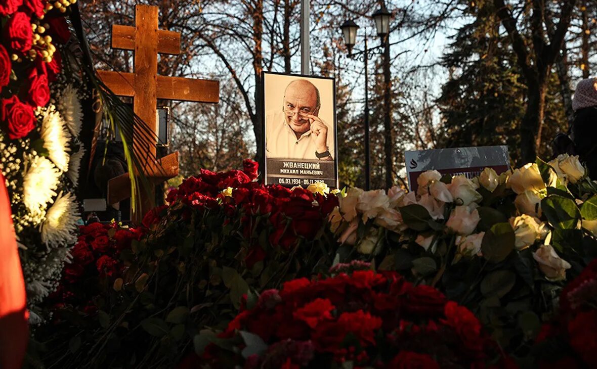 Где похоронили михаила. Памятник михаилу жванецкому на новодевичьем кладбище. Могила. Троекуровское кладбище 2022. Похороны михаила жванецкого новодевичье кладбище.