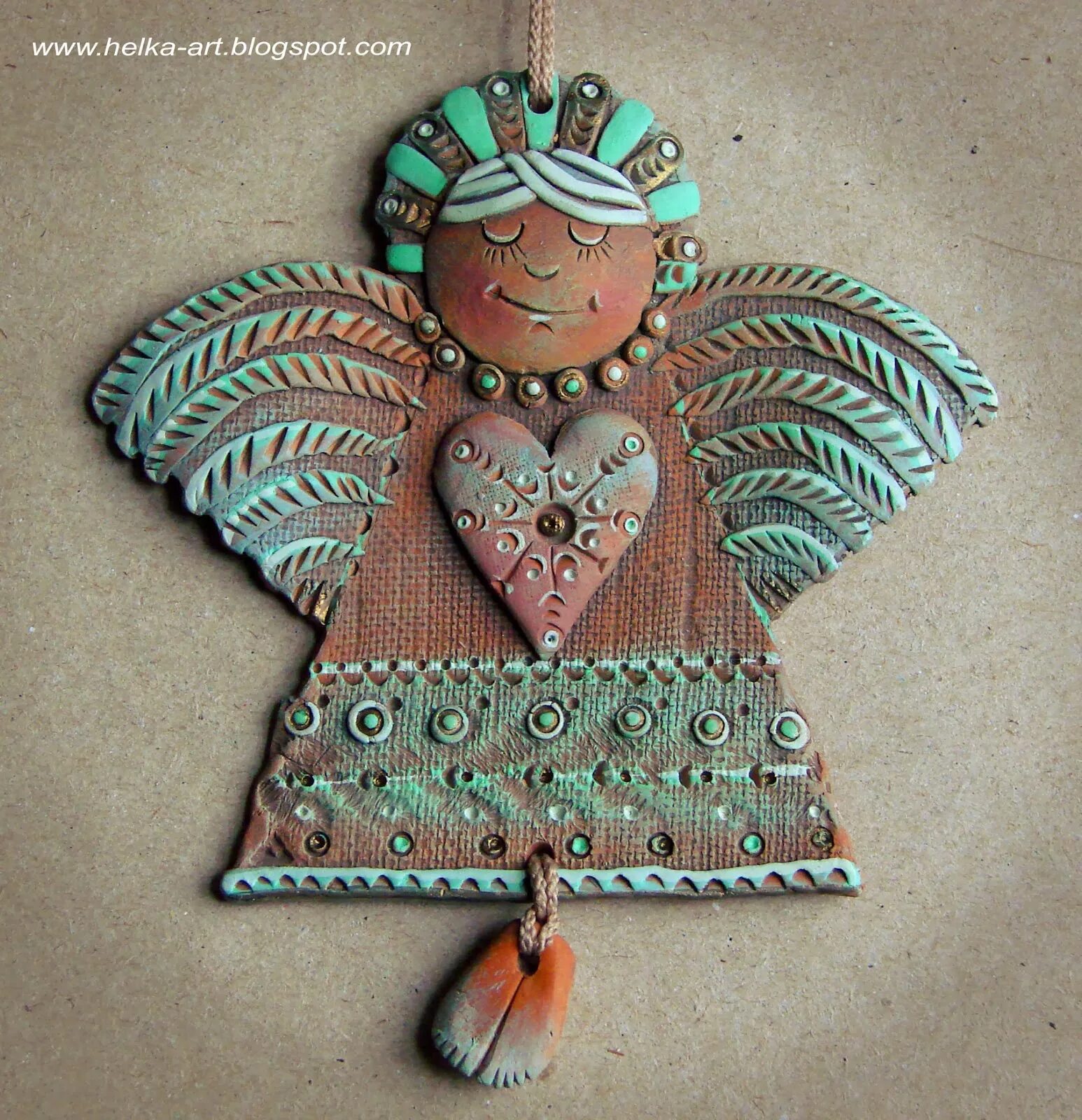 Брошки из глины. Рождественский ангел из глины. Ангел из глины своими руками. Ангелочки из керамики. Ангел из глины.