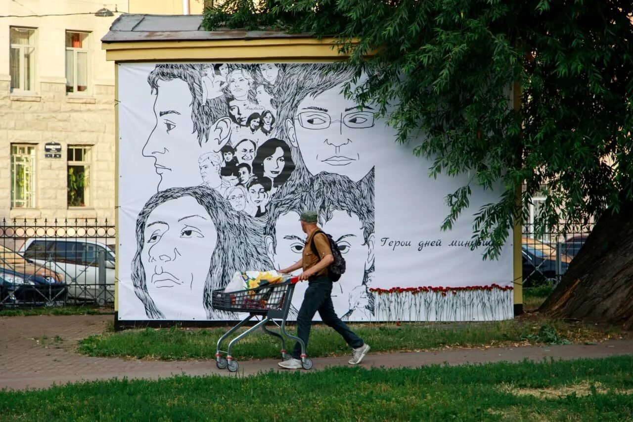 Баннеры петербург. Граффити Навальный в Питере. Навальная граффити портрет. Баннер с портретом.