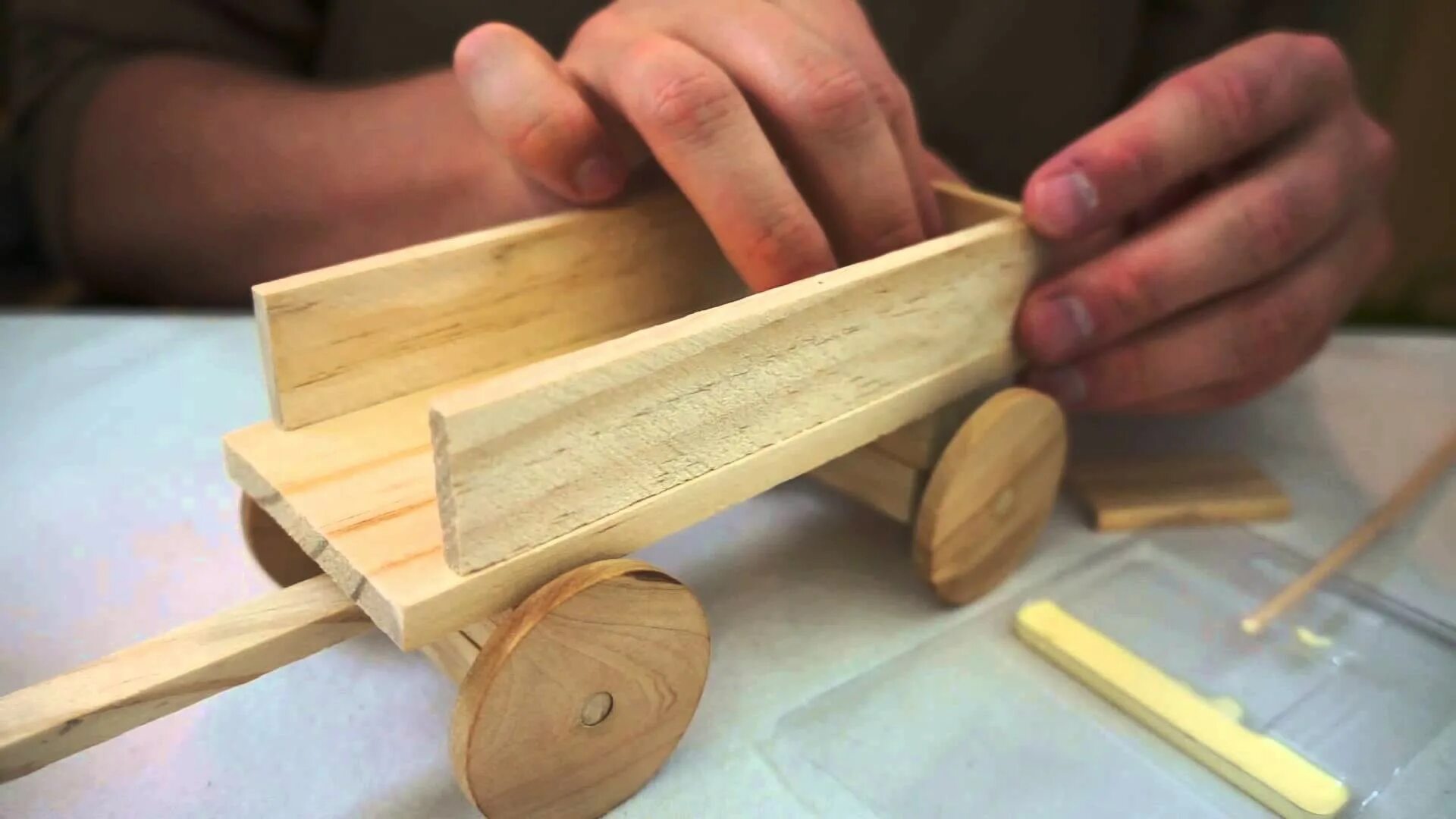 Сделать своими руками из дерева простые. Деревянные изделия. Деревянные поделки для детей. Простые деревянные изделия. Простые изделия из древесины.