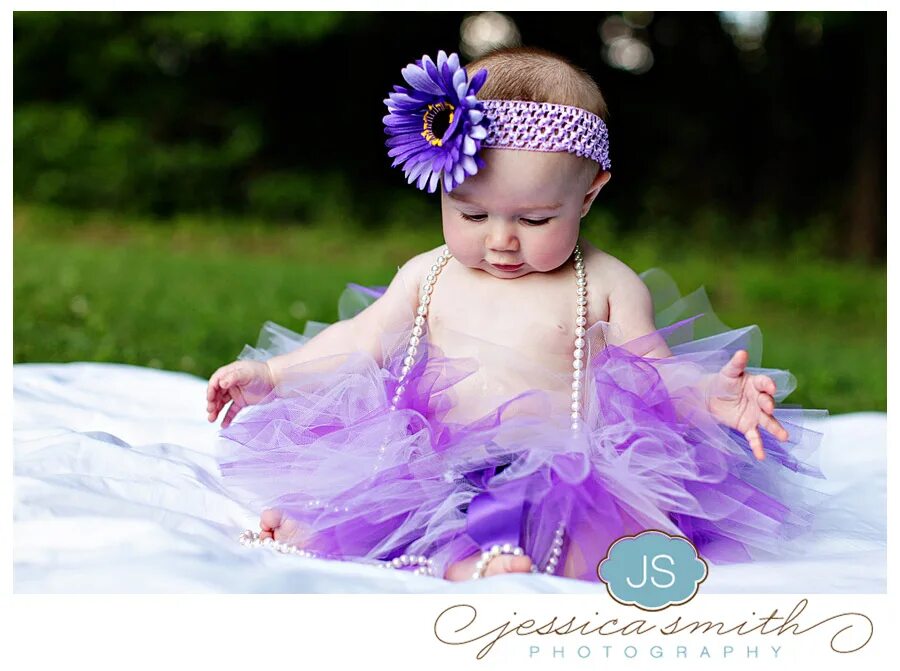 дети в фиолетовой одежде.