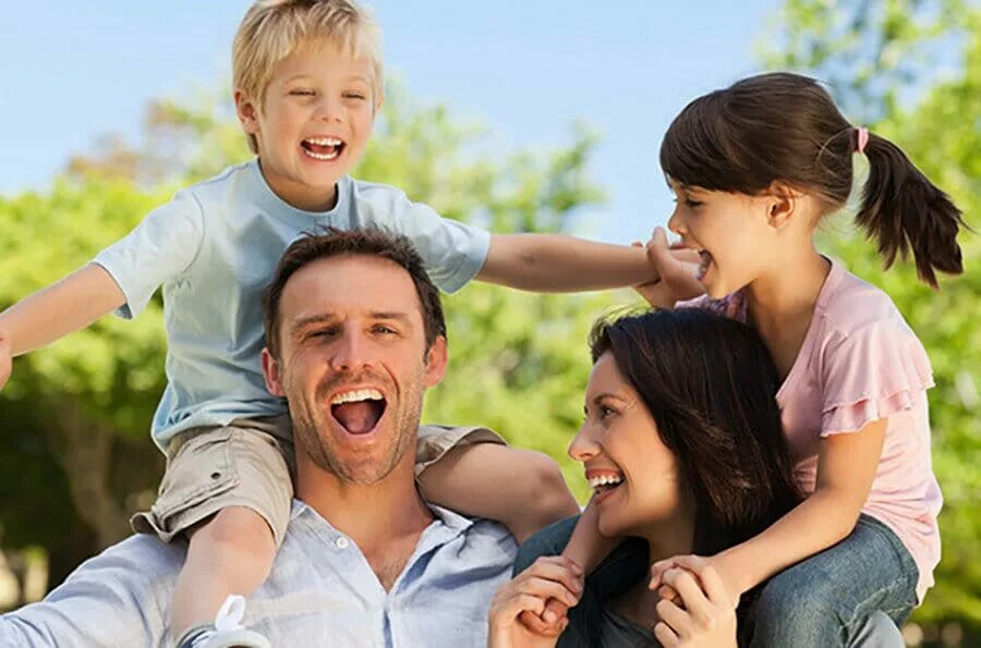 Родители и дети. Взаимоотношения в семье. Радостные дети и родители. Хорошие отношения с детьми.