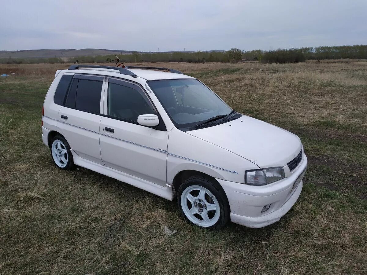 Купить мазду демио в новосибирске. Мазда Демио 1998. Mazda Demio 2000 обвес. Mazda Demio DW. Белая Mazda Demio dw3w.