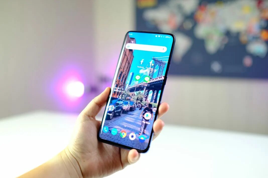 Oneplus 9 камеры. ONEPLUS 7t дисплей. ONEPLUS коллаборации. ONEPLUS 10 В руке. ONEPLUS игры.