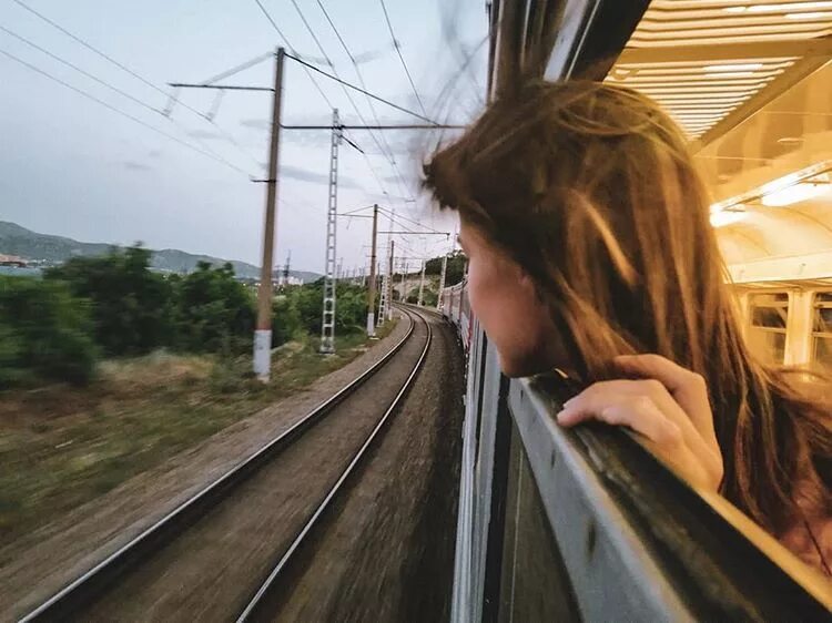 Девушка с чемоданом. Девушка выходит из поезда. A train girlfriend. A train girlfriend. Девушка ждет поезд.