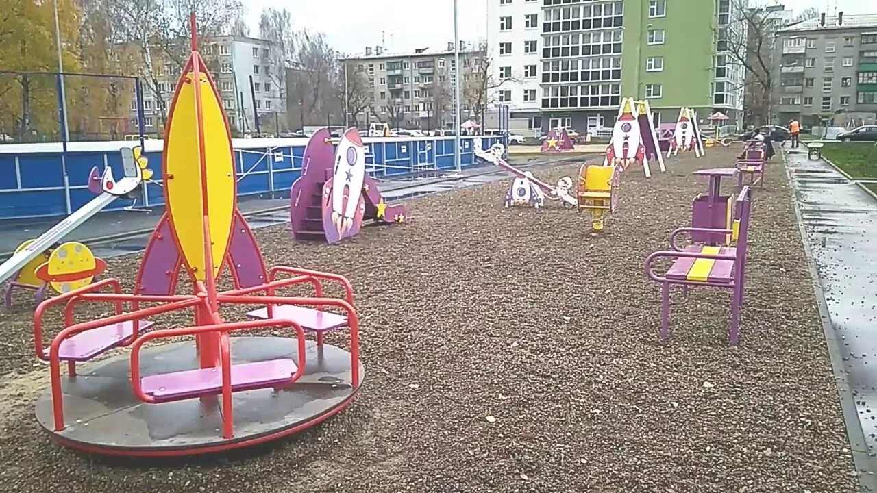 Дети на детской площадке. Детские площадки обнинск. Обнинск спортивные площадки. Детские площадки обнинск. Калуга детская площадка.