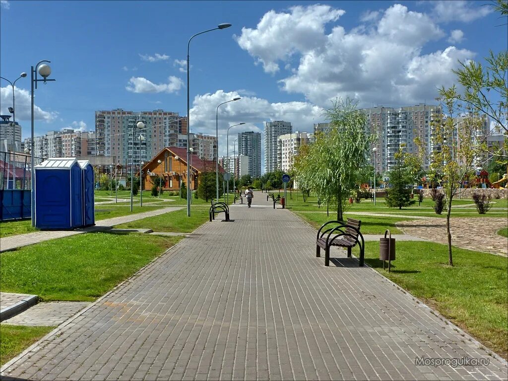 парк артема боровика каток. парк артема боровика сцена. парк имени артема боровика. парк имени артёма боровика марьино. парк имени артема боровика в москве.