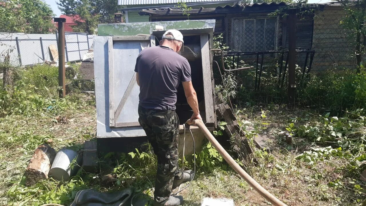 Чистка колодцев одинцовский район. Очистка колодца от деревьев. Прочистка от колодца до колодца тросом. Деревня гарь.