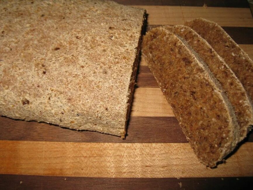 Хлеб из пророщенной пшеницы. Хлеб из проросшей пшеницы. Хлеб с пророщенным зерном. Хлеб Essene. Хлеб зерновой из пророщенного зерна.