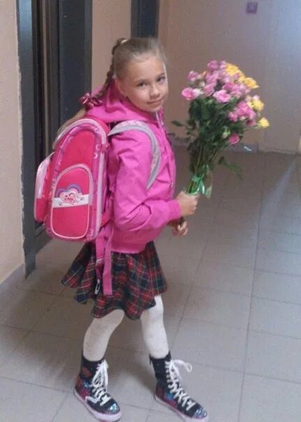 Через 2 года кате. Катя Адушкина в детстве. Катя Адушкина маленькая. Катя Адушкина в 12 лет. Катя Адушкина 2022.