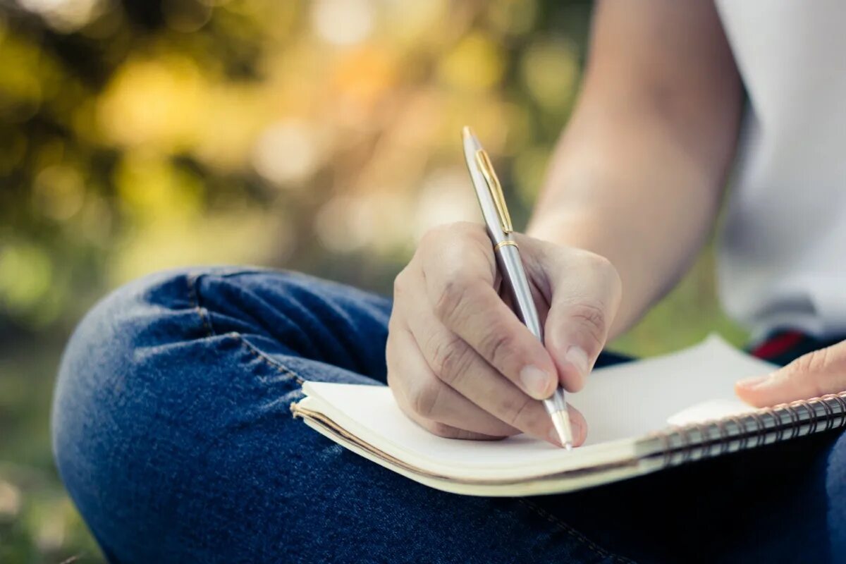 Men writing women. Человек с блокнотом в руках. Человек с ручкой. Девушка записывает в блокнот. Пишущая рука.