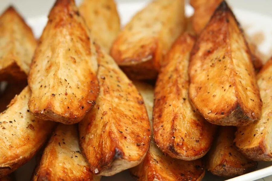 Картофель дольками с хрустящей корочкой. Картофель по-деревенски в духовке. картошка по деревенски. картошка по деревенски в мультиварке. запечённая картошка в духовке по деревенски.