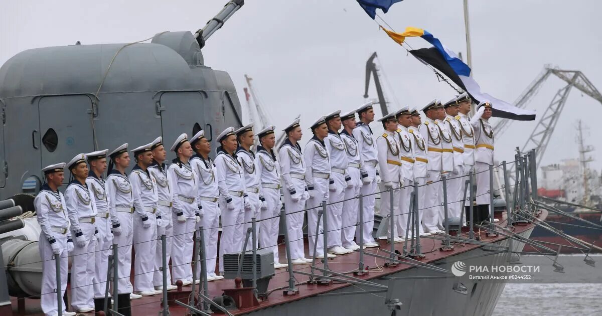 Моряки владивосток фото День ВМФ во Владивостоке: взрывы, выстрелы, морской парад и свита Нептуна Prim