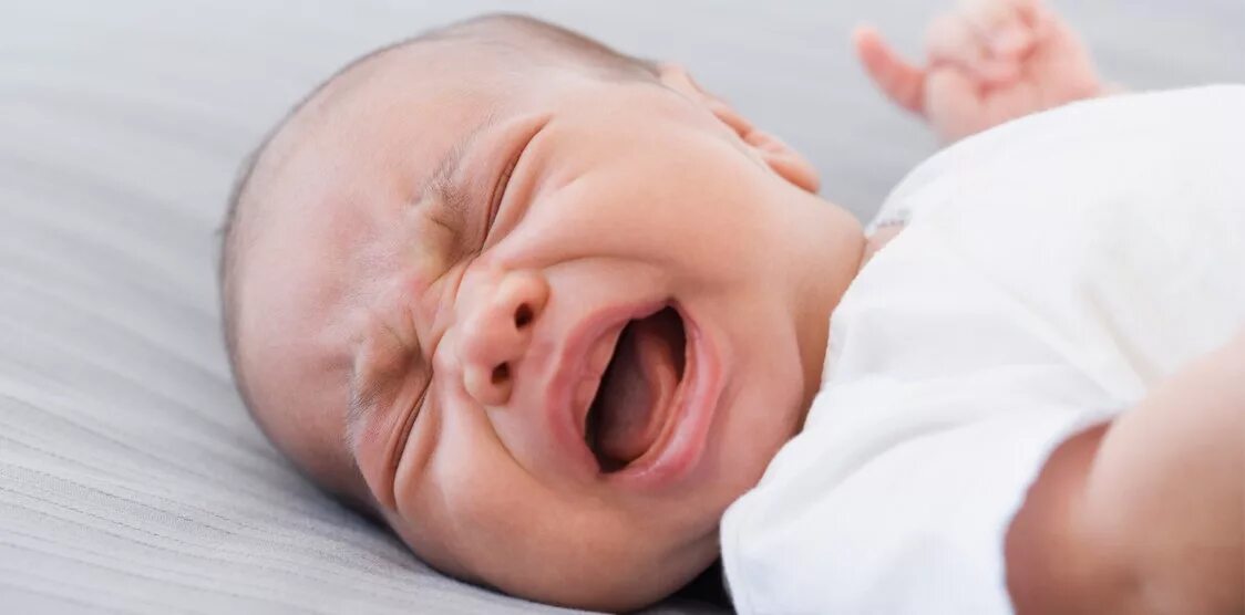 Новорожденный сильно плачет. Младенец плачет. Ретрогения новорожденных. Синдром гипервозбудимости.
