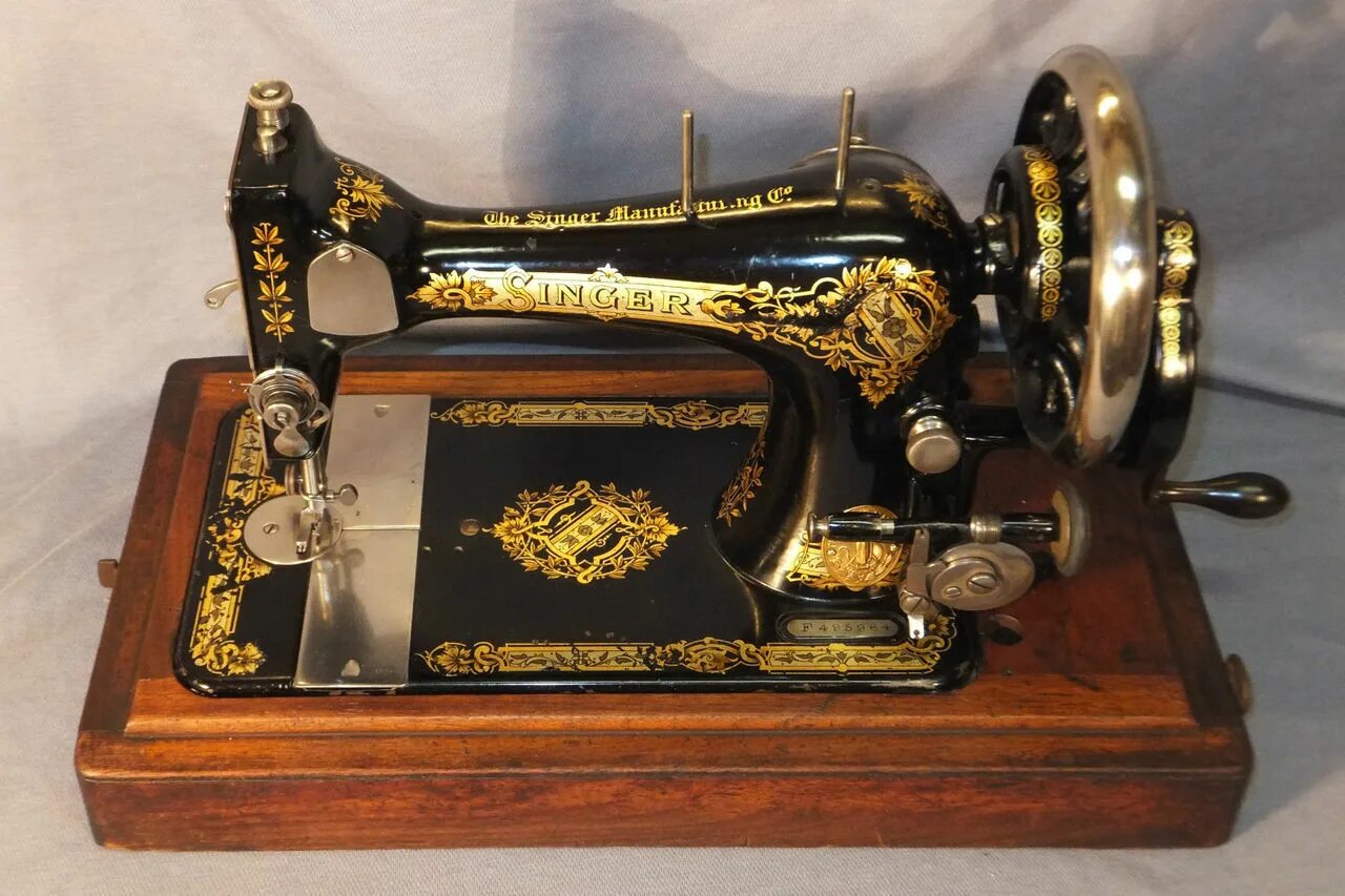 Дорогая швейная машинка. Швейная машинка Зингер 1851 года. Зингер швейная машинка 1902н. Швейная машинка (Zinger super 2001). Швейная машинка Зингер 1850.