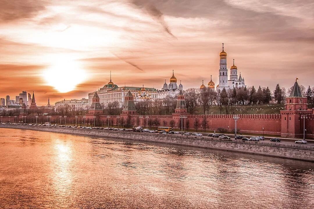 Доброе утро москва. Москва река рассвет Кремль 1941. Кремль на рассвете. Утро в Москве. Кремль утром.