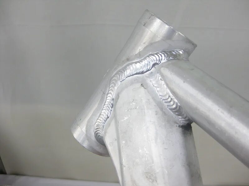 Welded part. Сварка кузовного алюминия. Сварка под 45 профильных алюминиевых труб. Сварка алюминия аргоном пластин 3мм вертикал. Tig сварка наклейки.