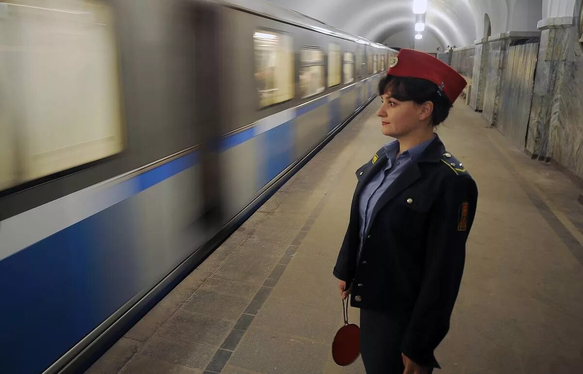 работники метрополитена. дежурные по станции московского метрополитена. дежурный по станции метрополитена. дежурная по станции в метрополитене. дежурный метрополитена.
