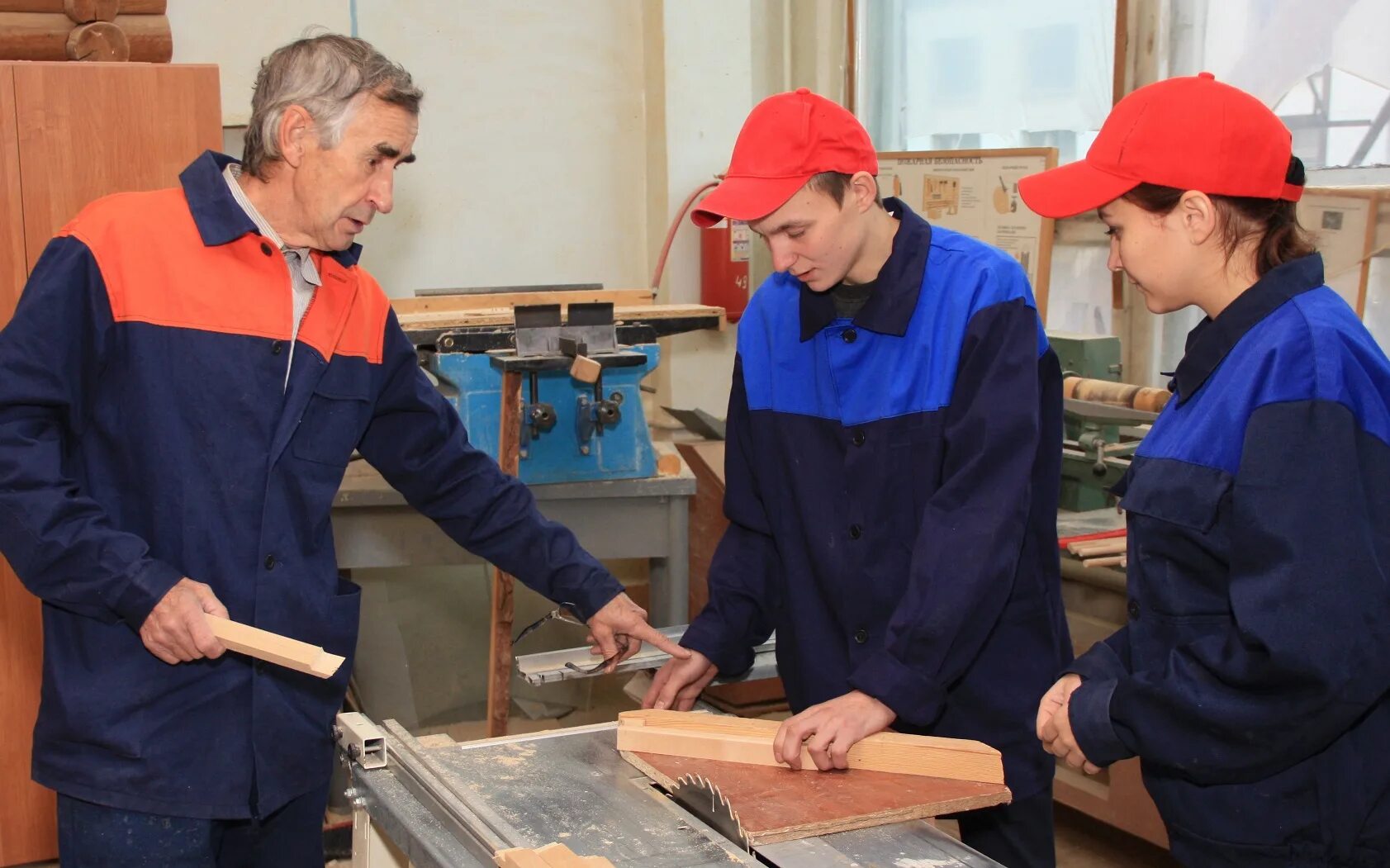 Специалист по качеству производство. Профессии деревообработки. Техникум Деревообработка. Мастер производственного обучения. Колледж деревообработки.