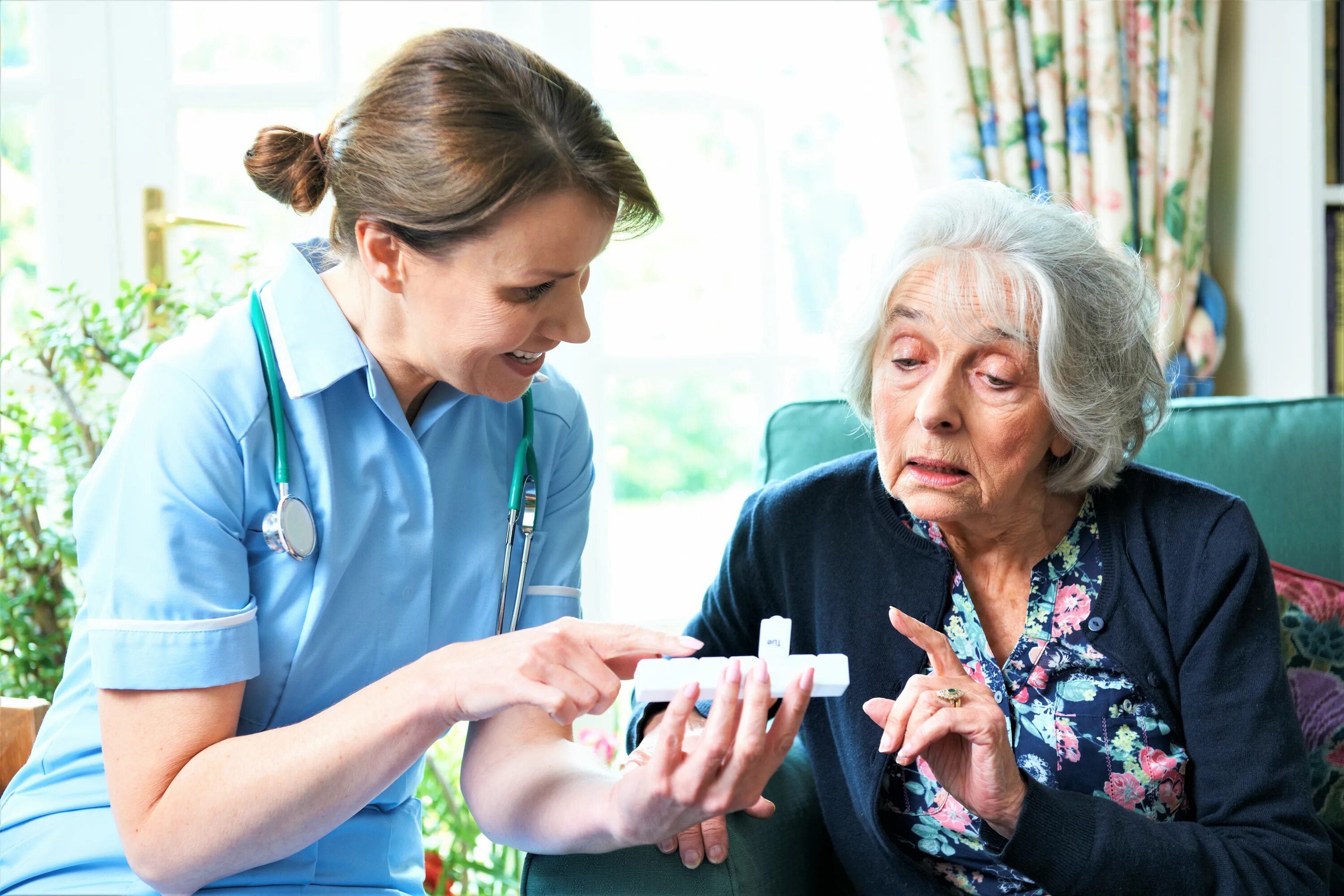 Лекарства для пожилых. Медицинская помощь пожилым людям. Медицинская сестра и пожилой. Пожилые люди и лекарства.