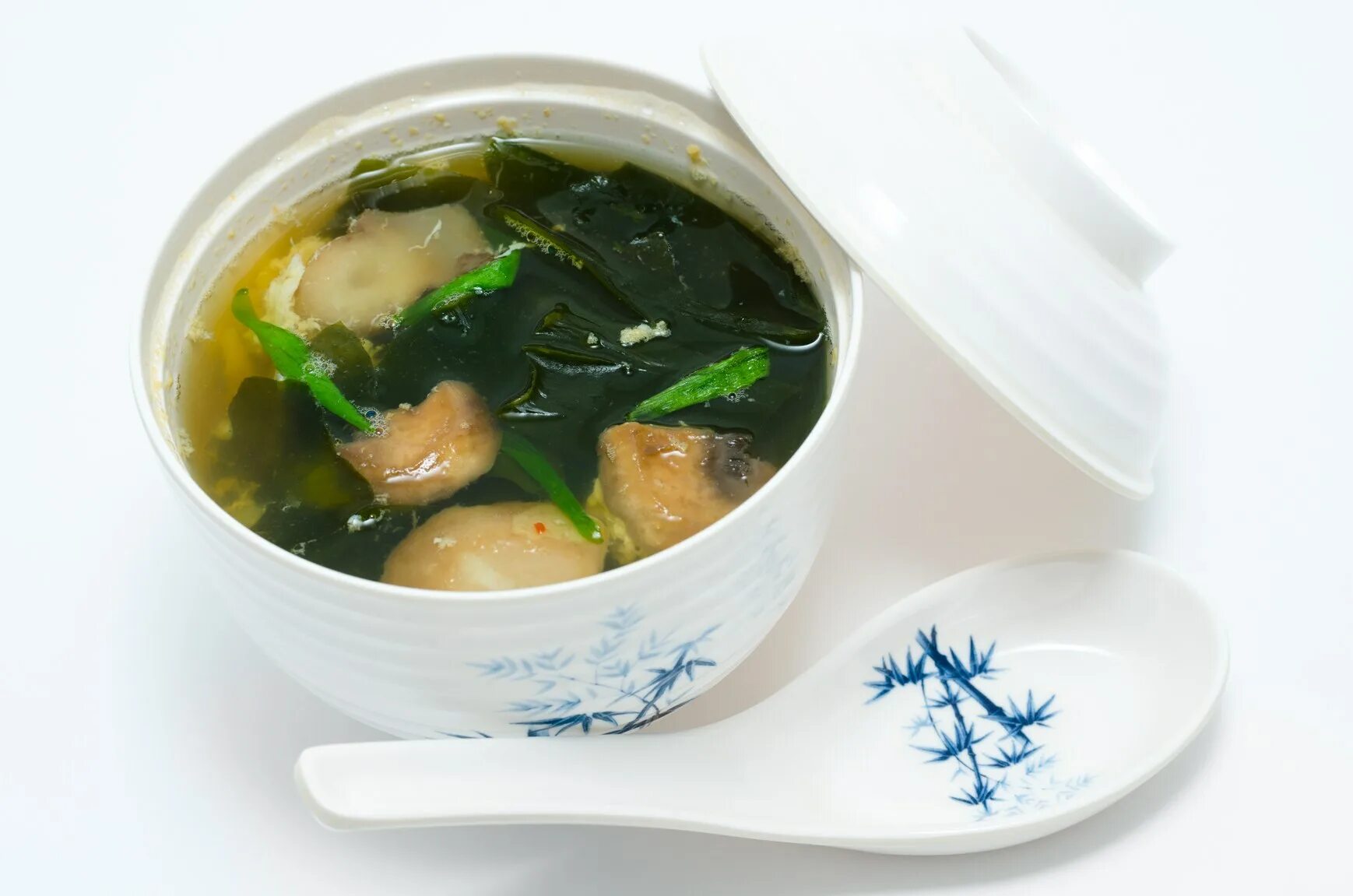 Суп из водорослей корейский. Корейский мисо суп. Суп мисо с водорослями вакаме. Суп с водорослями по-корейски. Водорослевый суп корейский.