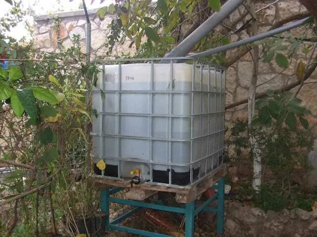 Установить кубу. Еврокуб горловина 400мм. Еврокуб капельный полив. Еврокуб на даче для полива. Еврокуб капельный полив.