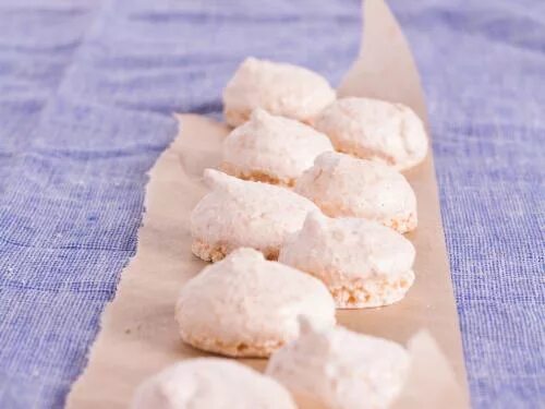 Безе с кокосовой стружкой. Кокосовое печенье с маршмеллоу. Кокосовая меренга. Кокосовая меренга. Меренга с кокосовой стружкой.